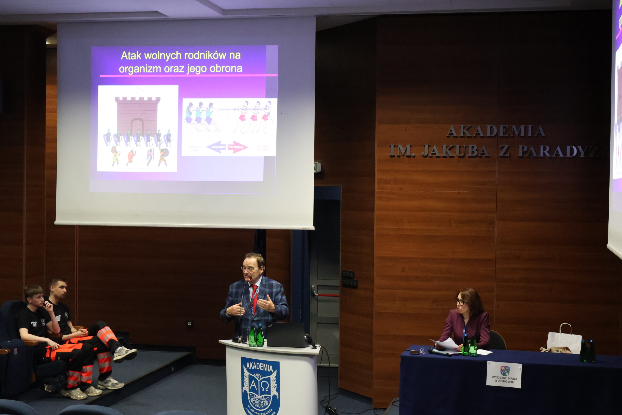 Wykładowca prezentujący temat Wpływ suplementacji ekstraktem z czerwonego wina na właściwości antyoksydacyjne i fibrynolityczne u ludzi.