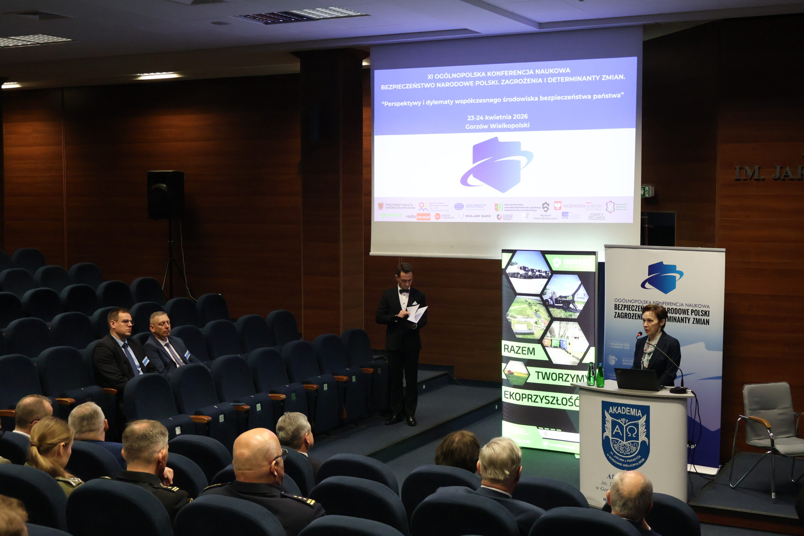 Uczestnicy podczas konferencji naukowej.