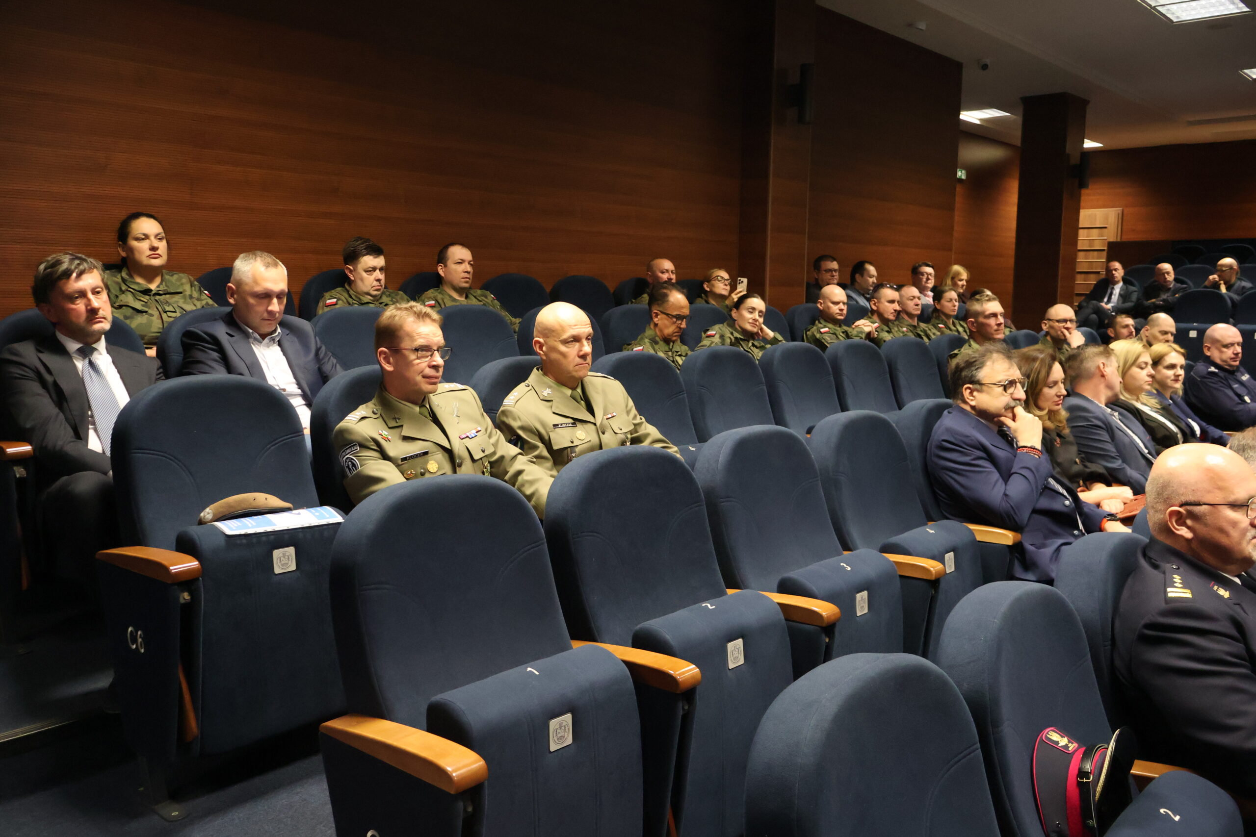 Uczestnicy podczas konferencji naukowej.