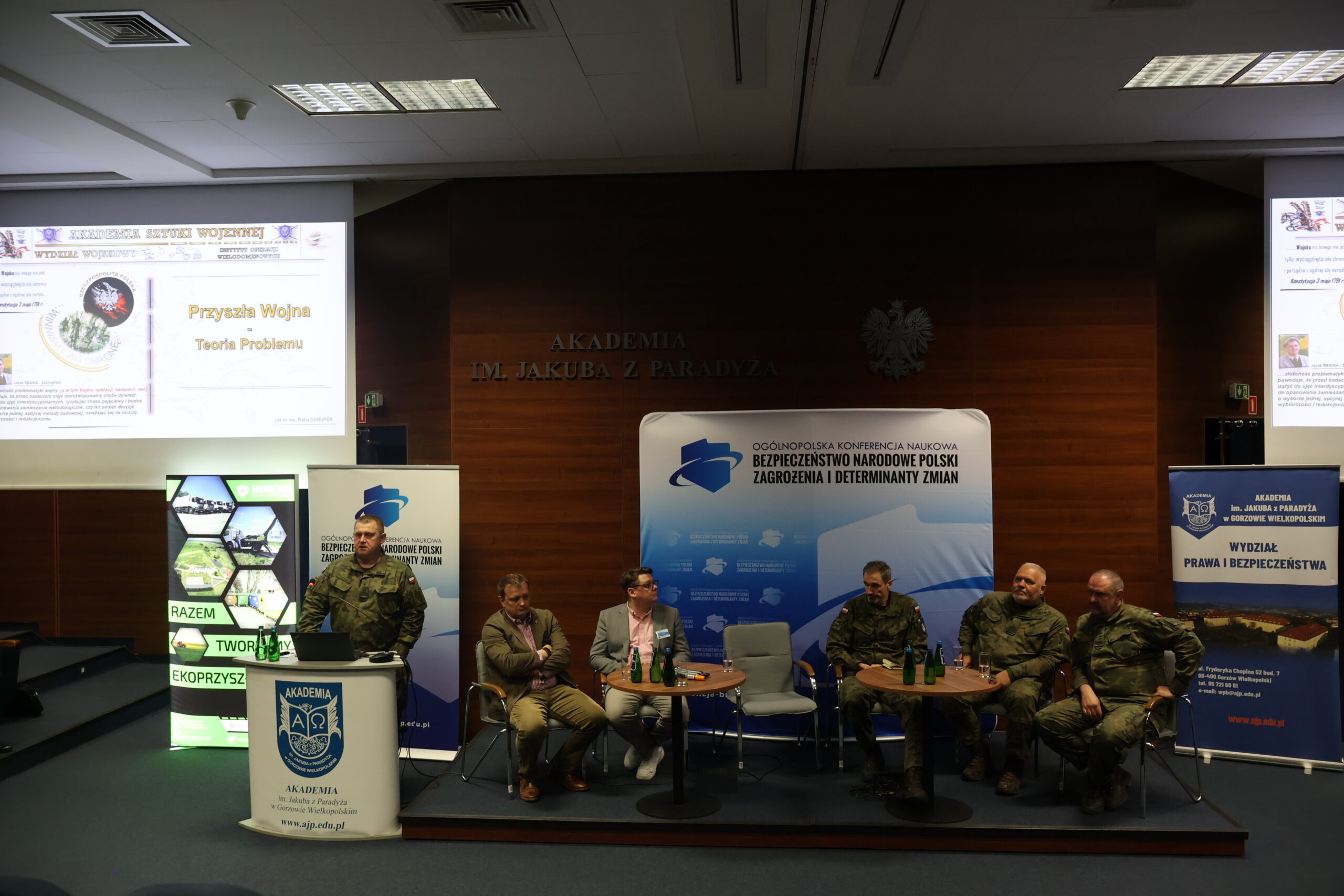 Uczestnicy podczas konferencji naukowej.