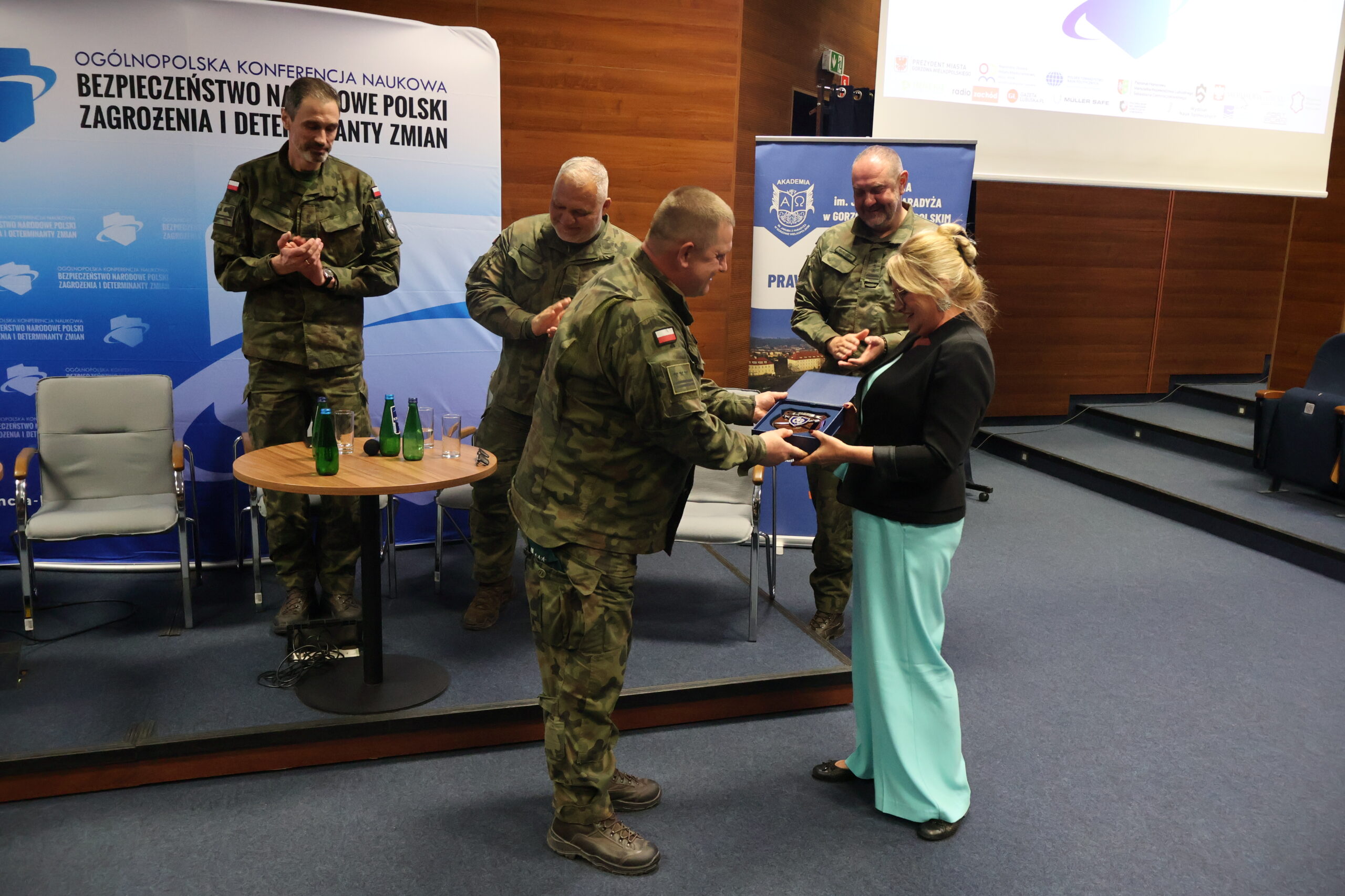 Uczestnicy podczas konferencji naukowej.