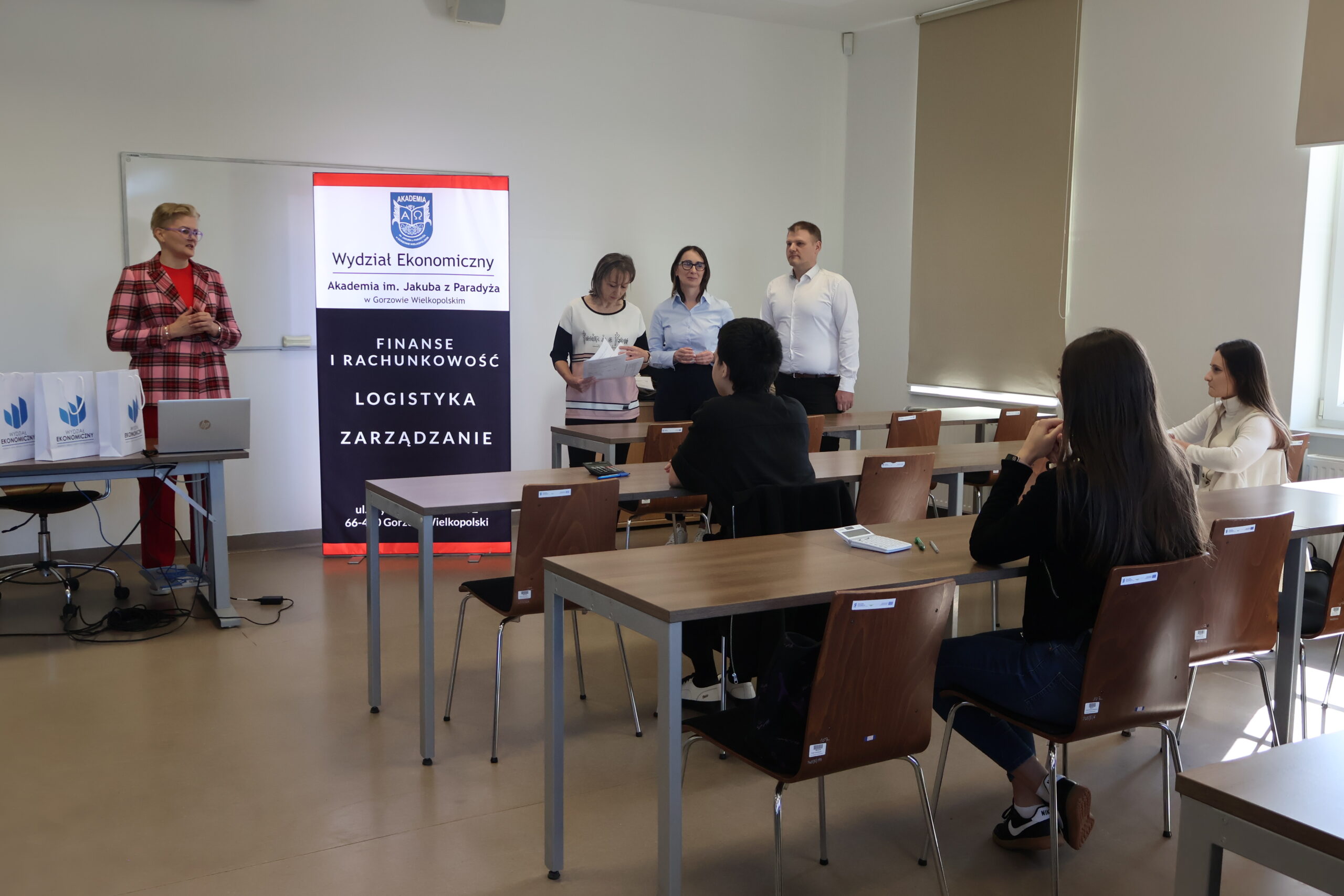 Organizatorzy i uczestnicy konkursu.