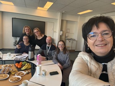 Obraz zawierający 6 osób w pomieszczeniu szkolnym z tablicą multimedialną