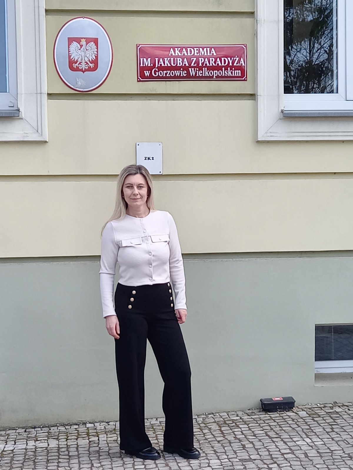 Prof. Lesia Polova na tle budynku AJP