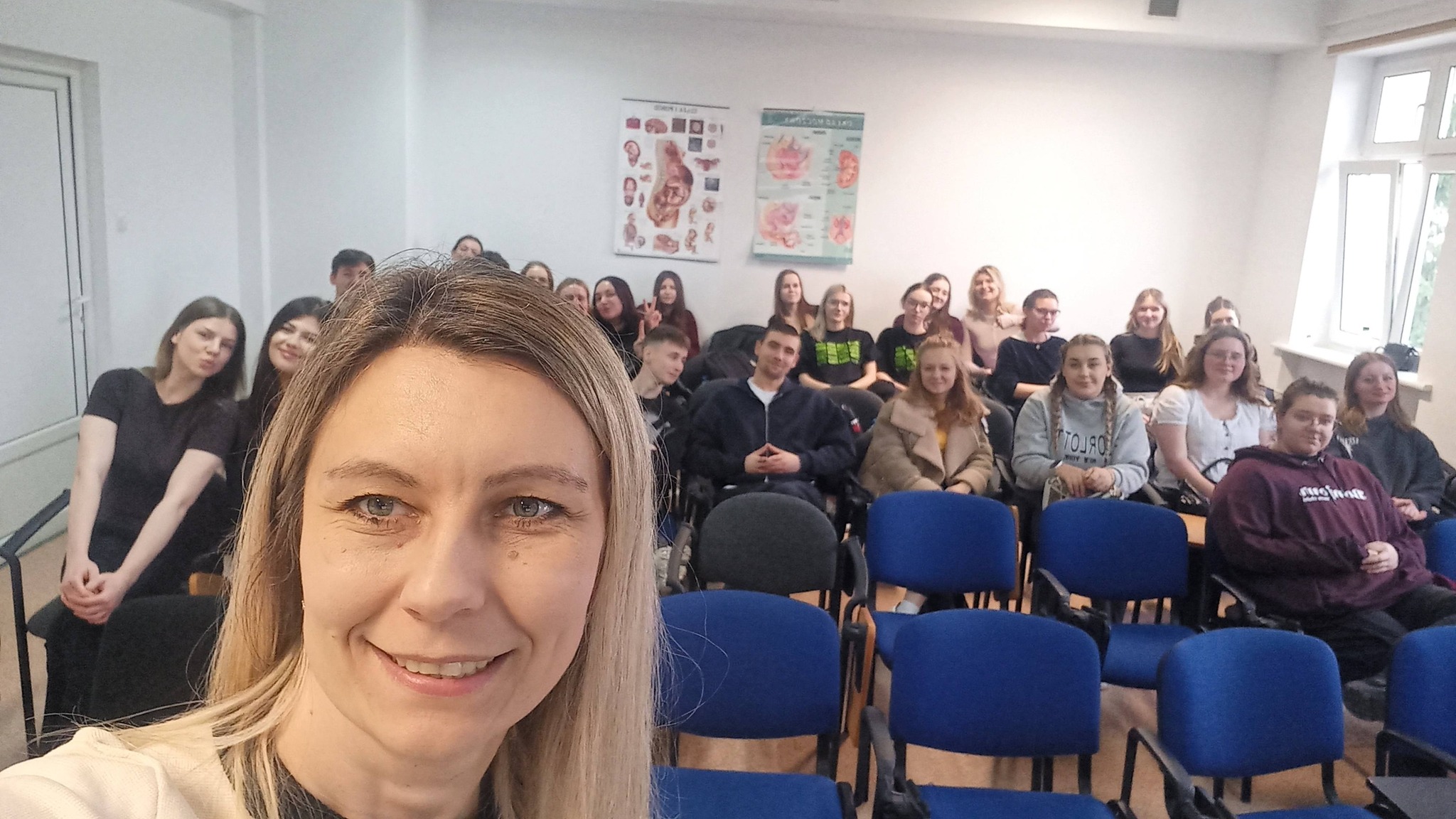 Prof. Lesia Polowa w sali ze studentami