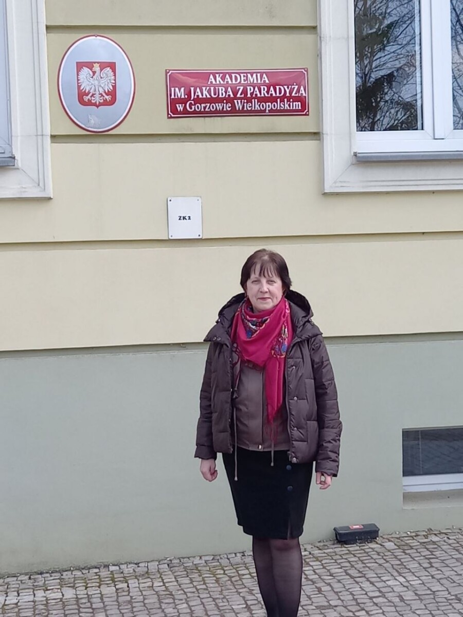 Prof. Mariia Bailiak na tle budynku AJP