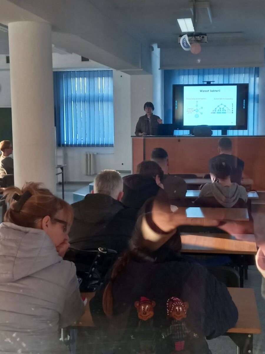 Prof. Mariia Bailiak w sali ze studentami podczas wykładu