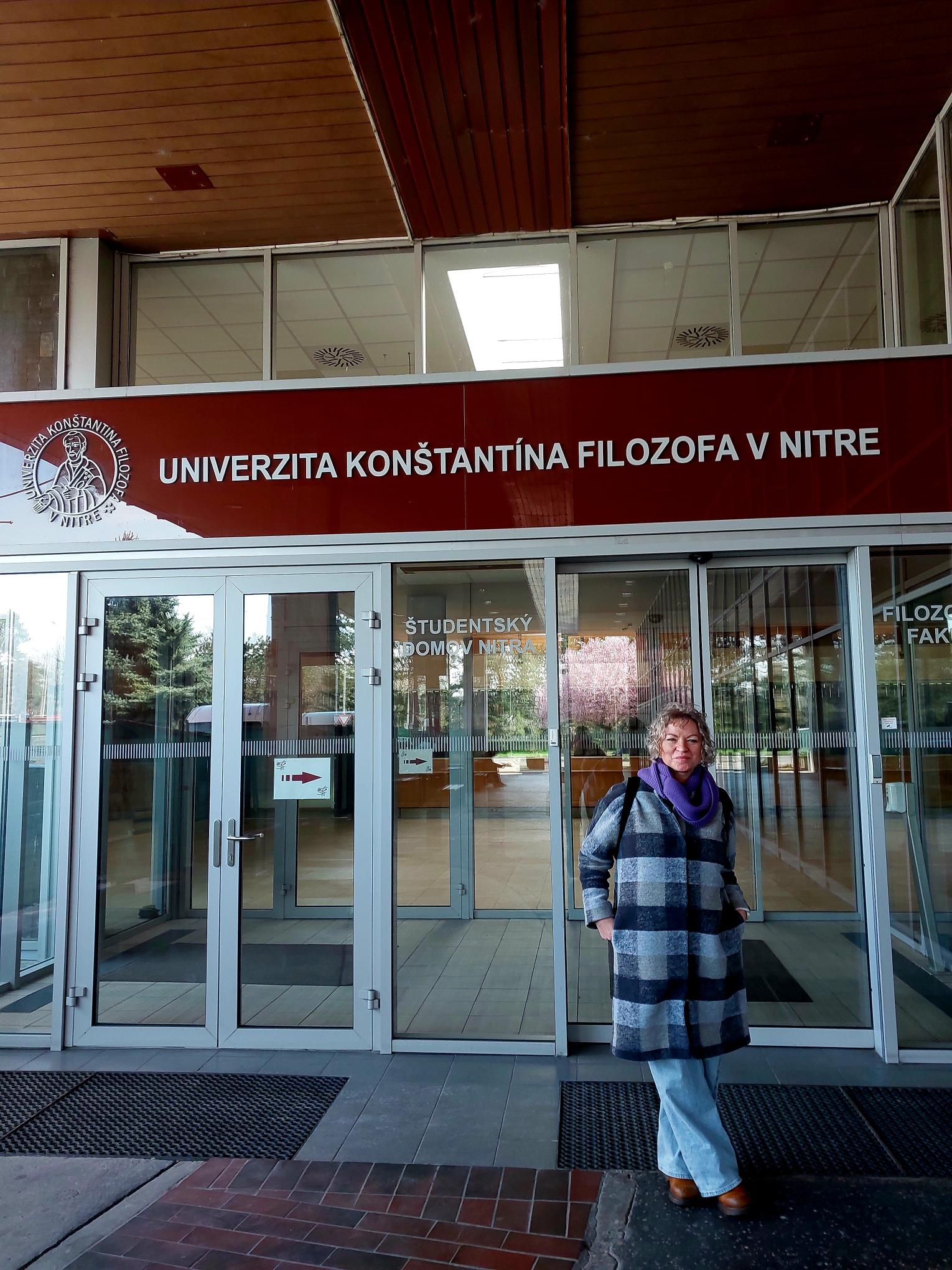 Przed wejściem na uczelnię