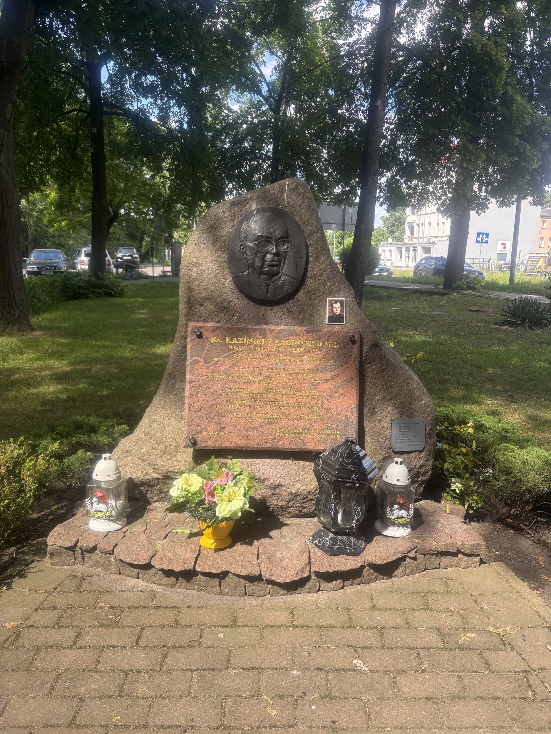 Zdjęcie pomnika ks. Proboszcza Kazimierza Łabińskiego