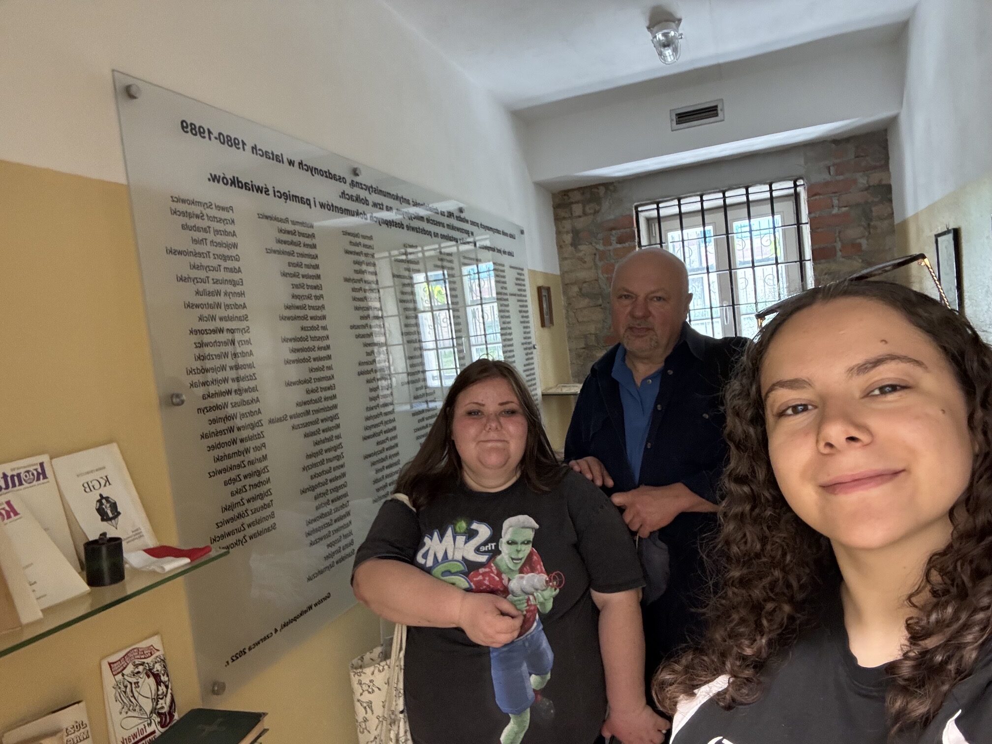 Dwie studentki z profesorem Arkadiuszem Wołoszynem w celi więziennej w siedzibie Izby Przemysłowo-Handlowej w Gorzowie Wielkopolskim