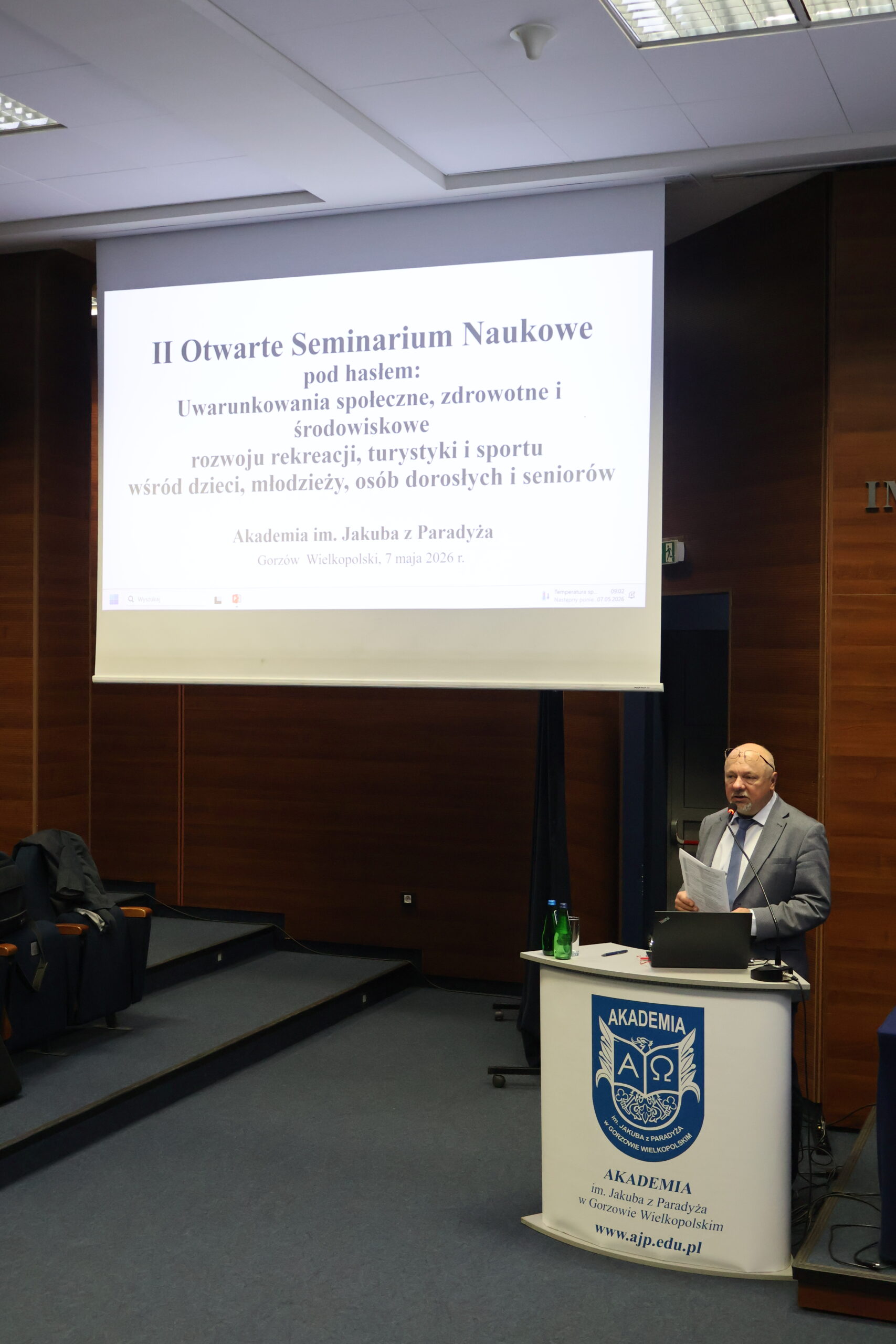 prof. AJP dr Arkadiusz Wołoszyn stoi przy mównicy podczas seminarium
