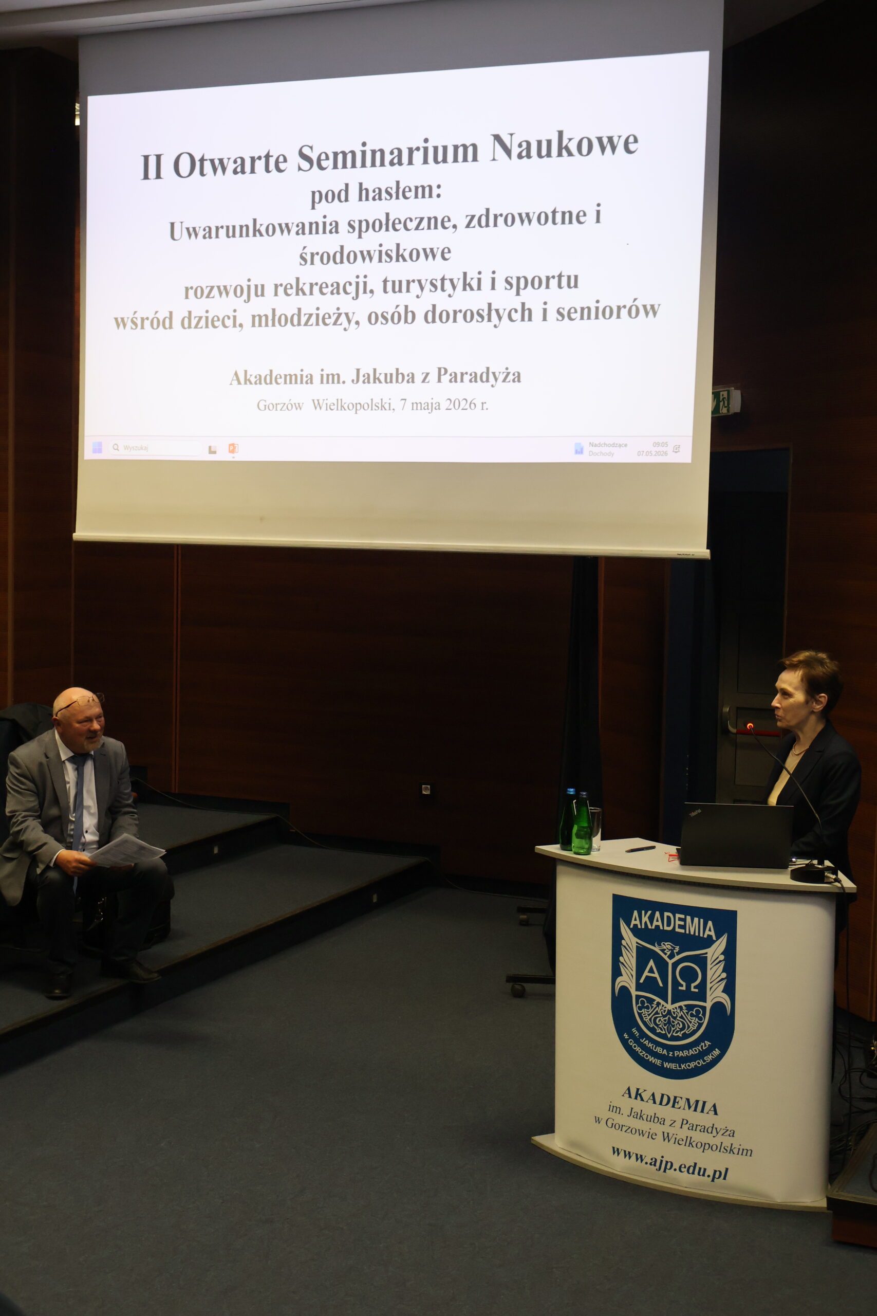 Rektor AJP prof. dr hab. Elżbieta Skorupska-Raczyńska stoi przy mównicy podczas otwierania seminarium