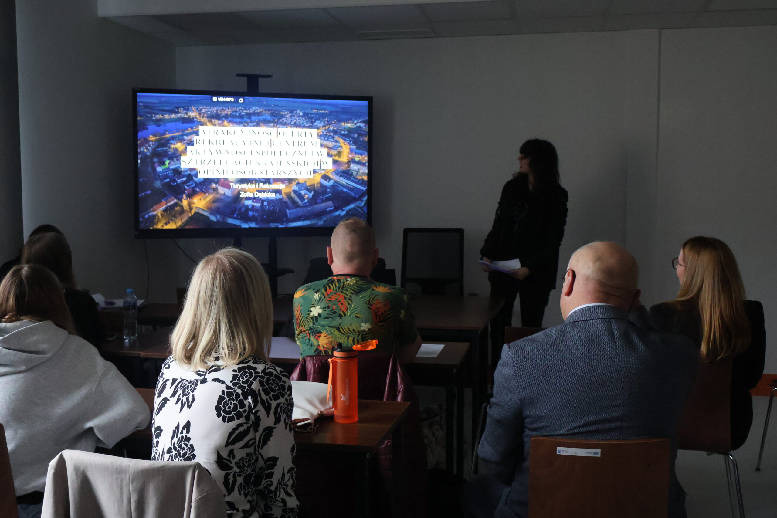 Studentka stoi podczas wygłaszania referatu w trakcie Seminarium