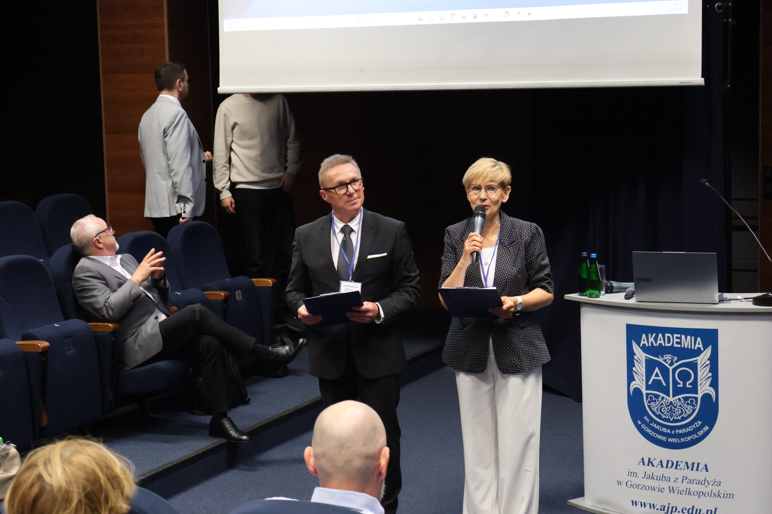 Kobieta i mężczyzna otwierają konferencję