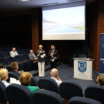Kobieta i mężczyzna otwierają konferencję