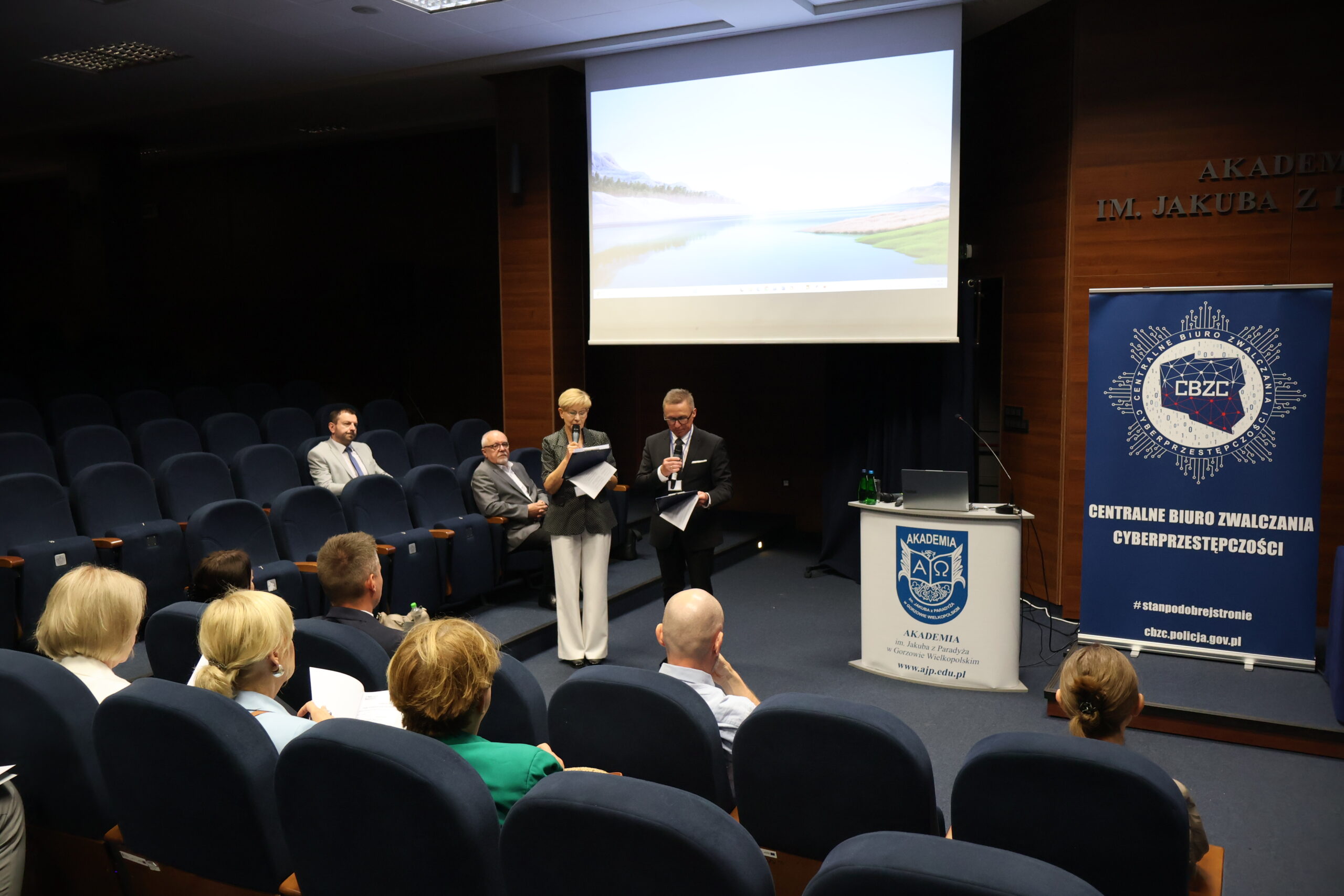 Kobieta i mężczyzna otwierają konferencję