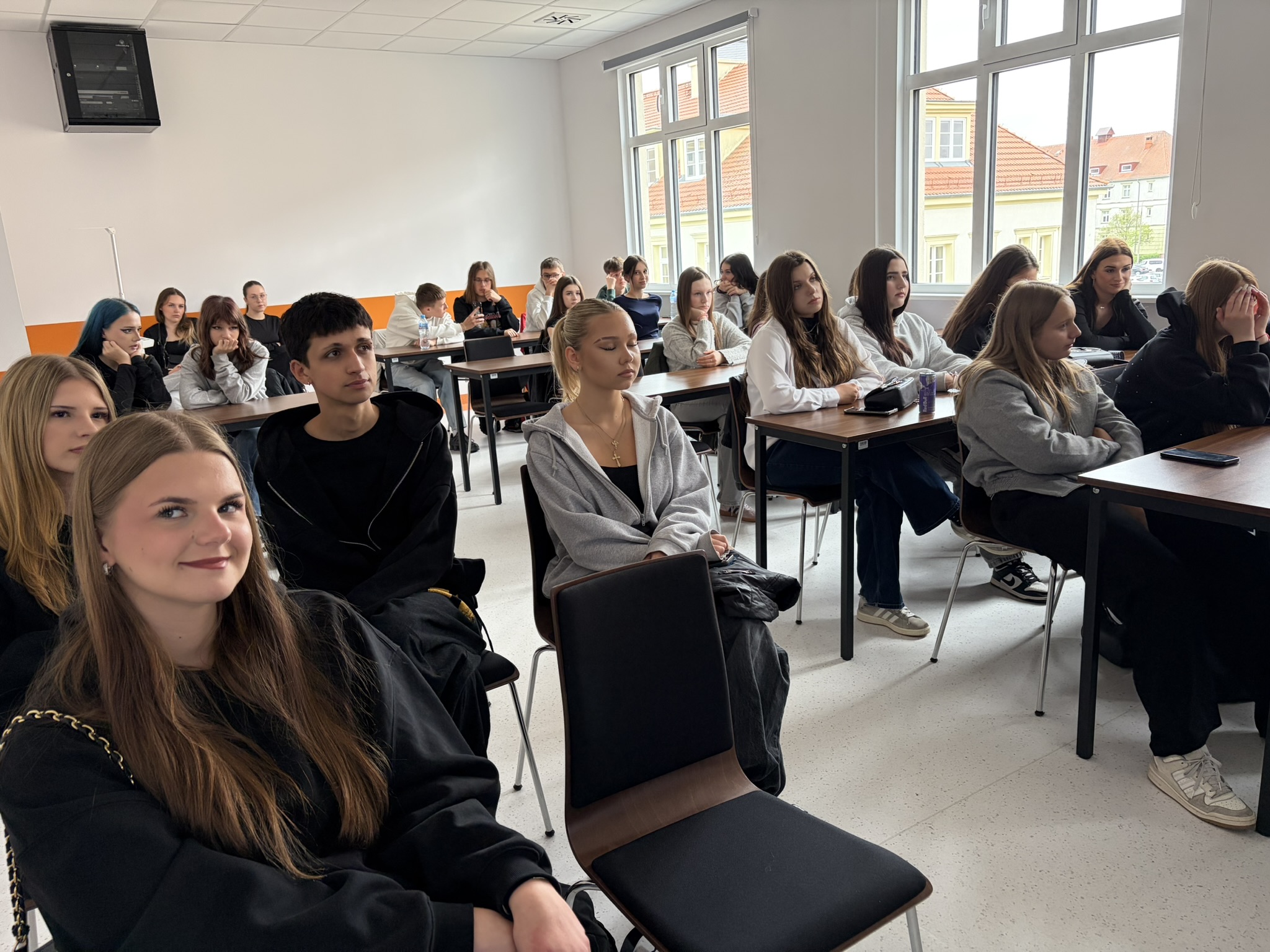 Uczestnicy Seminarium siedzą i słuchają wystąpienia