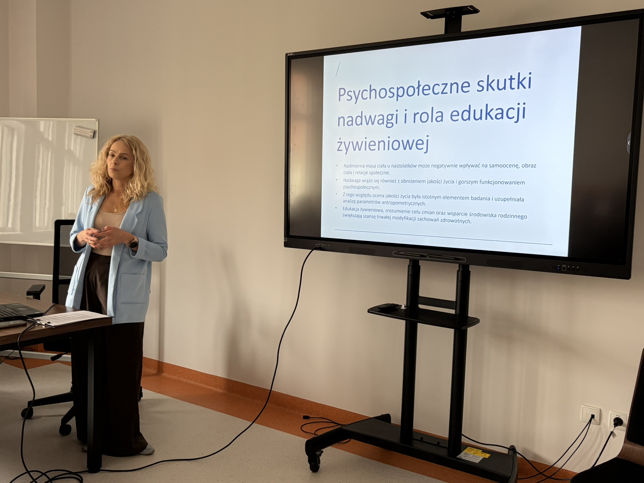 Prelegentka stoi podczas wygłaszania referatu w trakcie Seminarium
