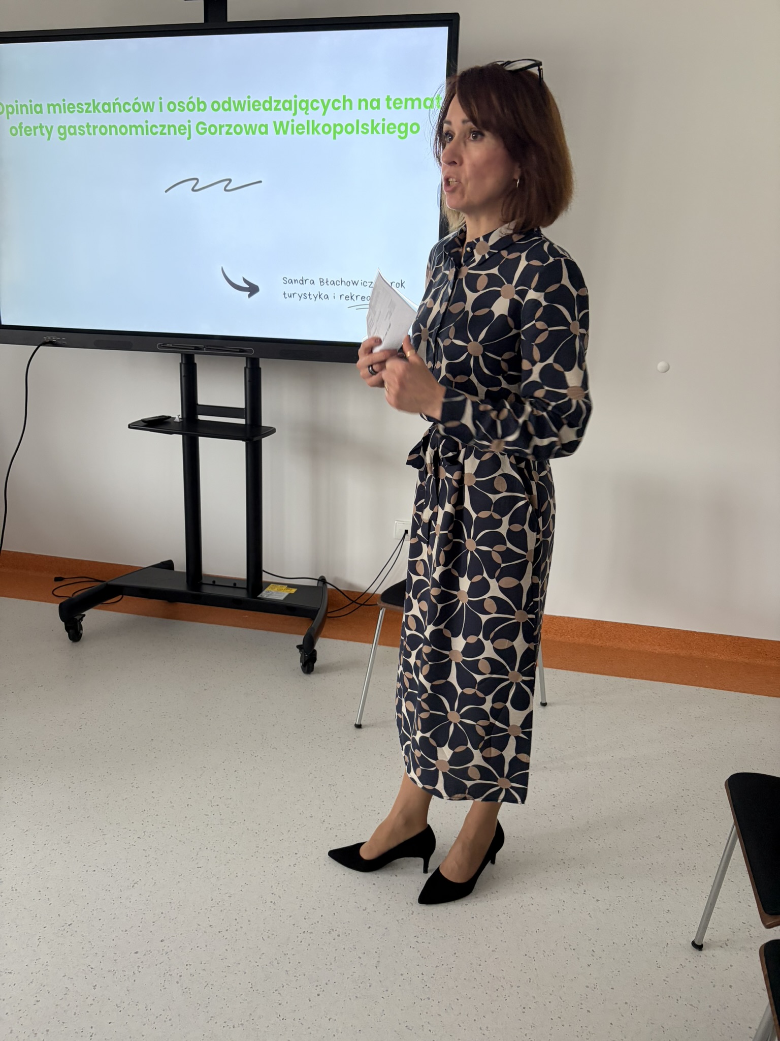 Prodziekan Wydziału Nauk o Zdrowiu dr Joanna Kuriańska-Wołoszyn stoi podczas wygłaszania referatu w trakcie Seminarium