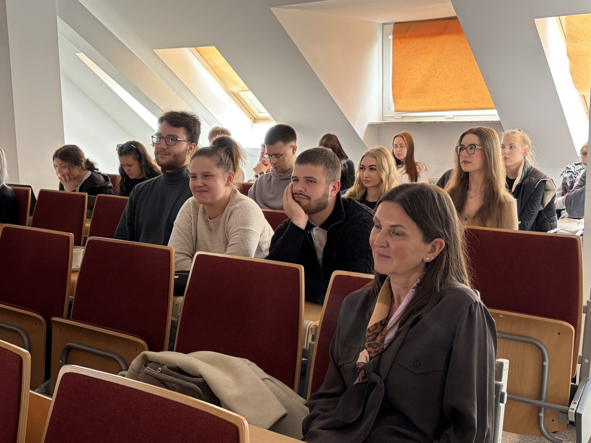 Studenci i goście siedzący i słuchający dyskusji podczas spotkania "O Unii przy kawie"