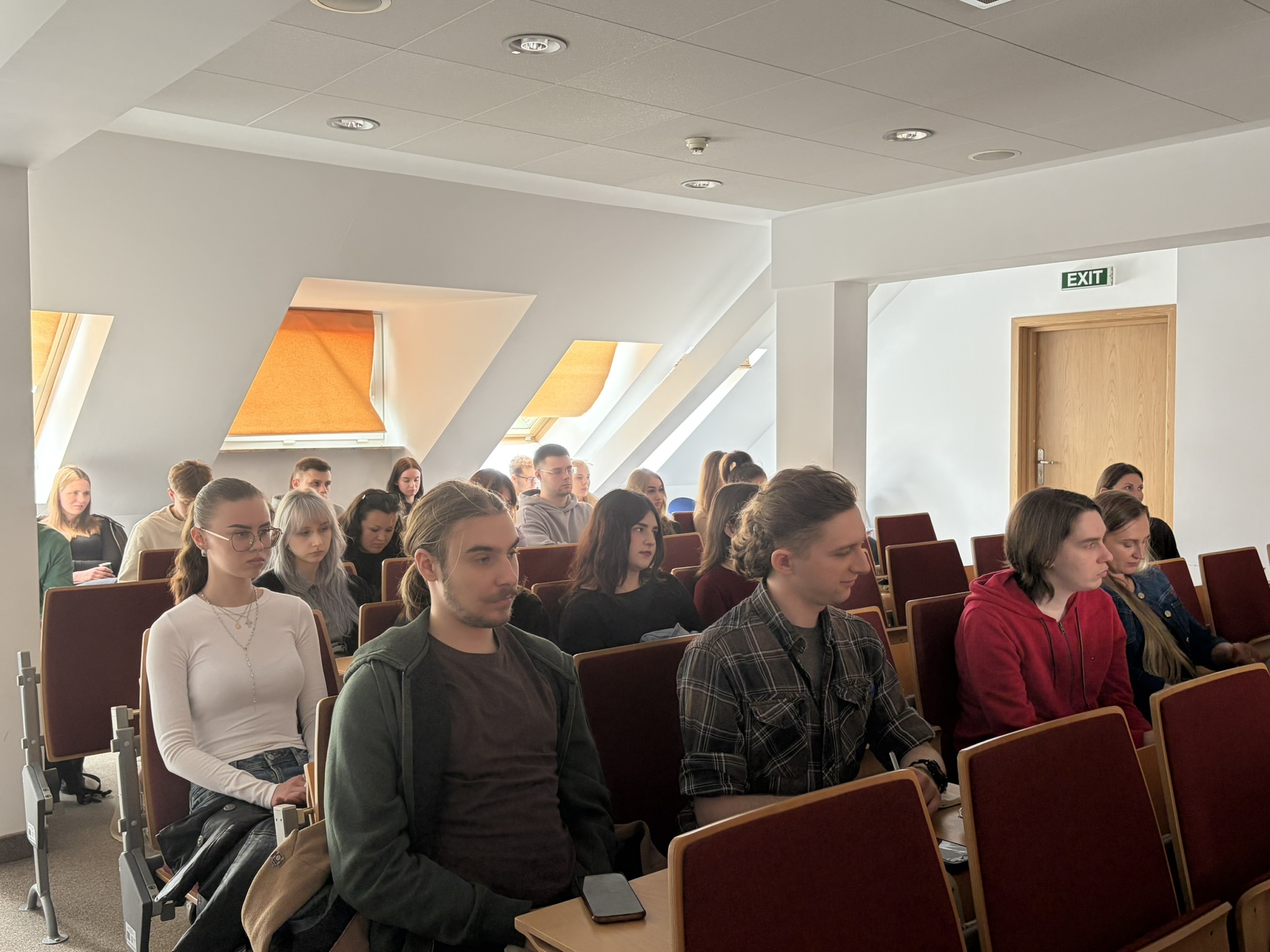 Uczestnicy spotkania - studenci i goście podczas spotkania "O unii przy kawie"