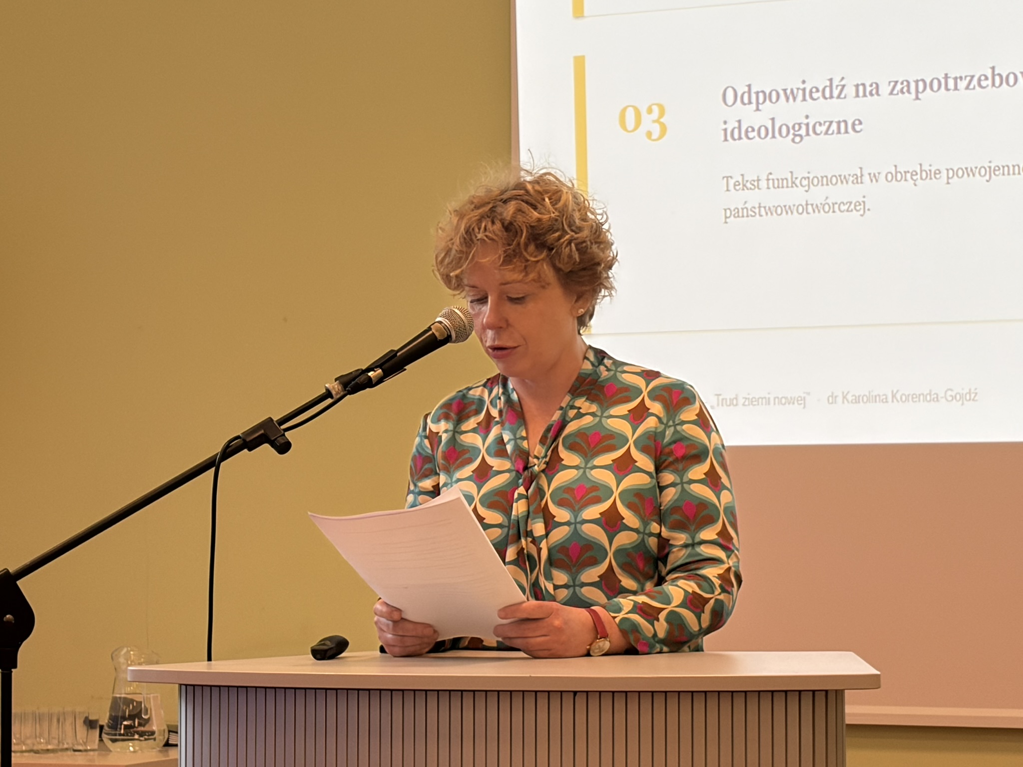 Prelegentka przy mównicy przemawia podczas Ogólnopolskiej Konferencji Naukowej z okazji 110. rocznicy urodzin Eugeniusza Paukszty.