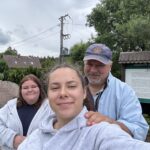 Trójka uczestników zajęć na tle kamienia z tablicą upamiętniającą W. Korsaka
