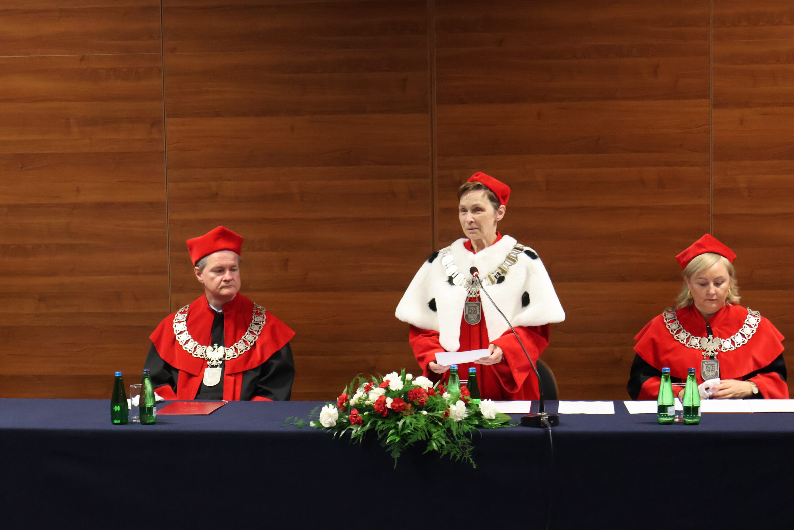 Władze Uczelni przy stole prezydialnym.