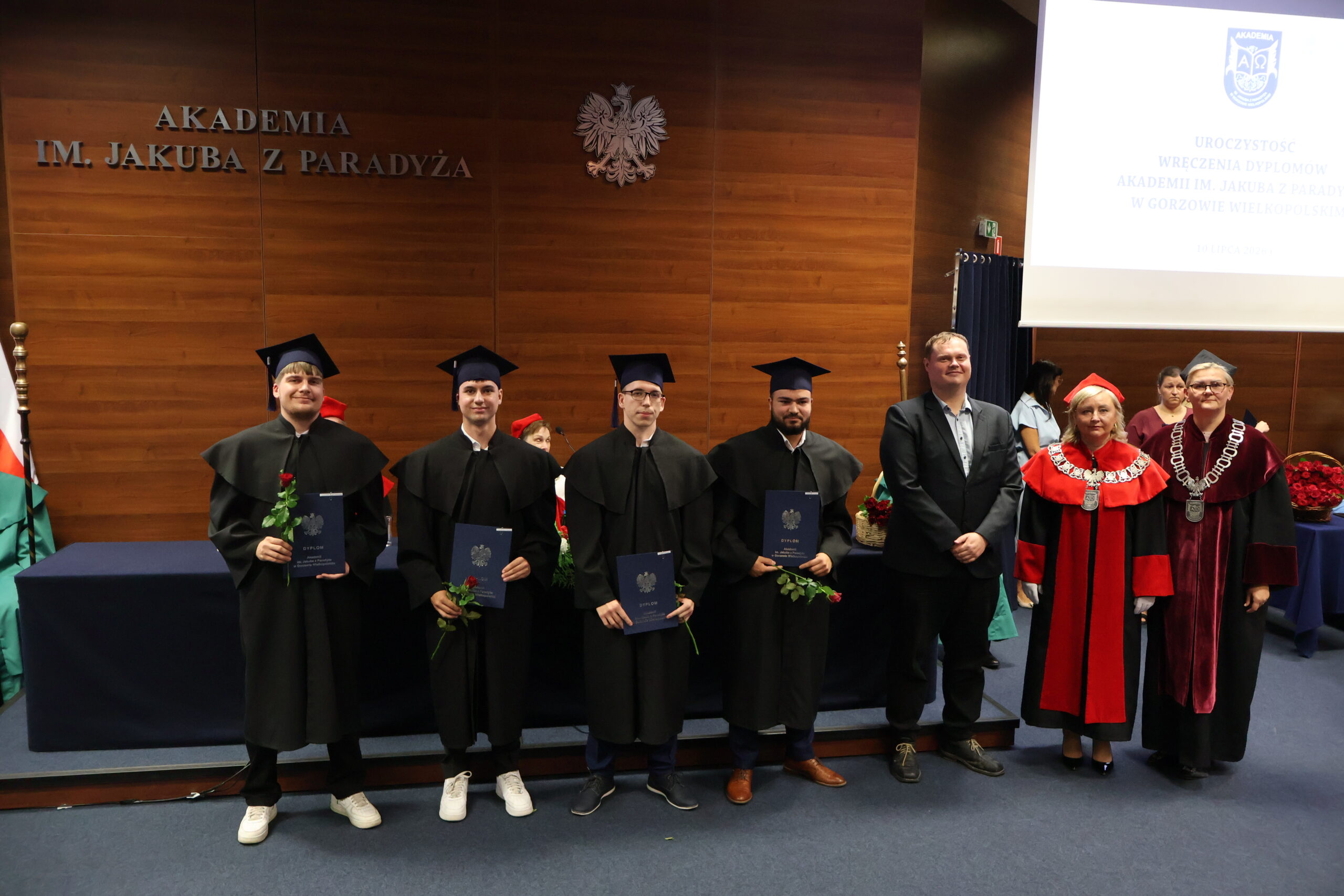 Absolwenci z odebranymi dyplomami.