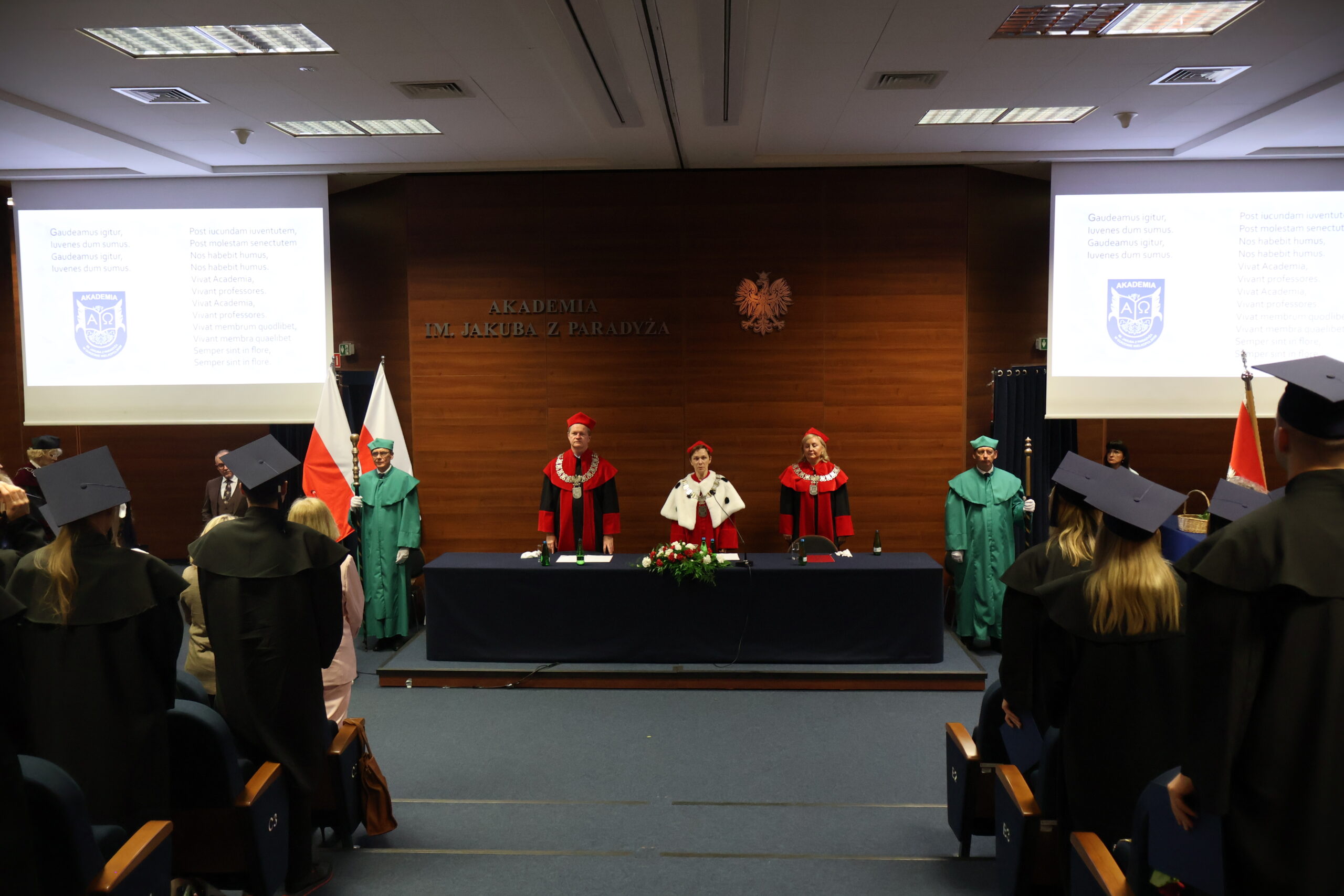 Władze Uczelni, Rektor i Prorektorzy, przy stole prezydialnym.