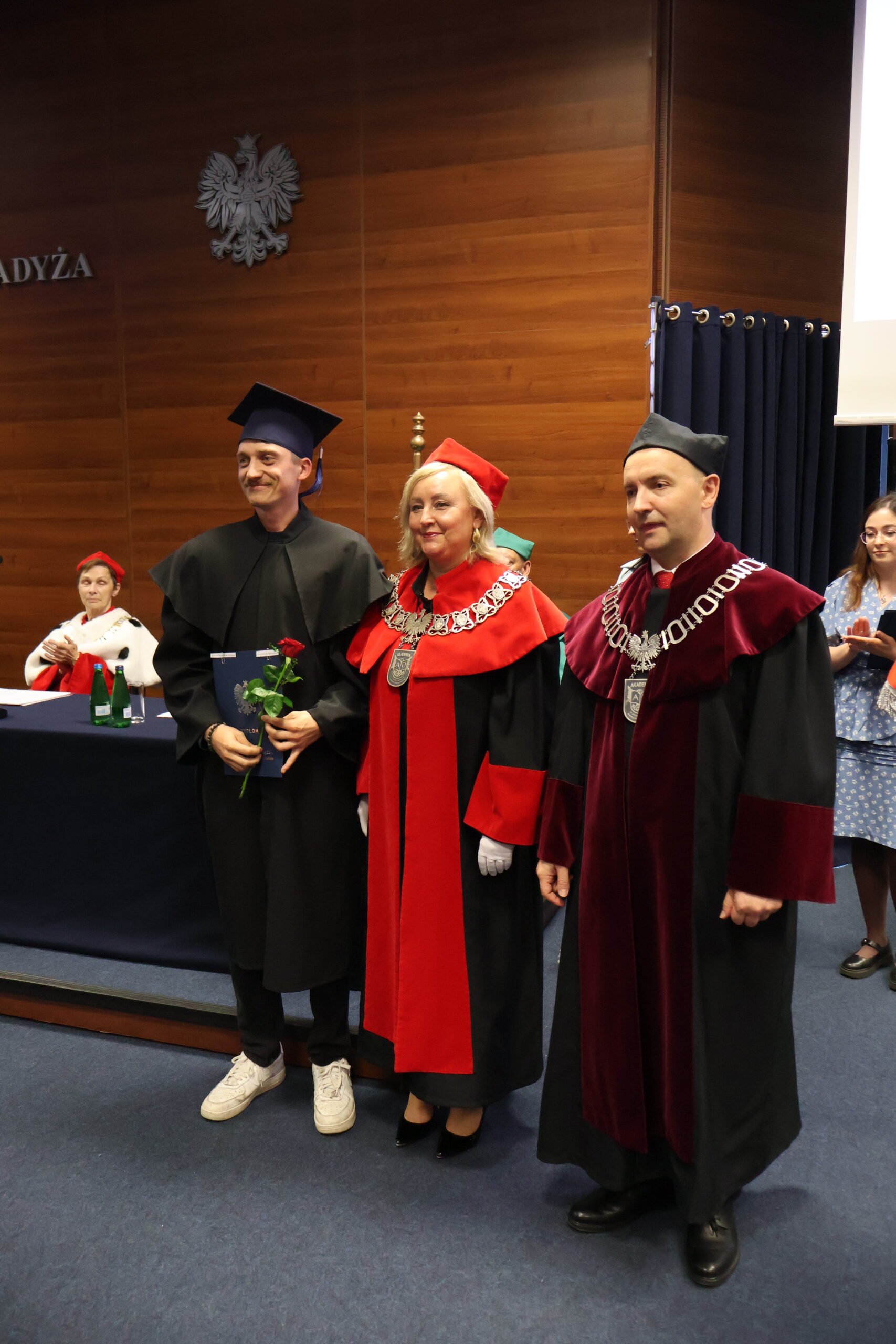 Absolwenci z odebranymi dyplomami.