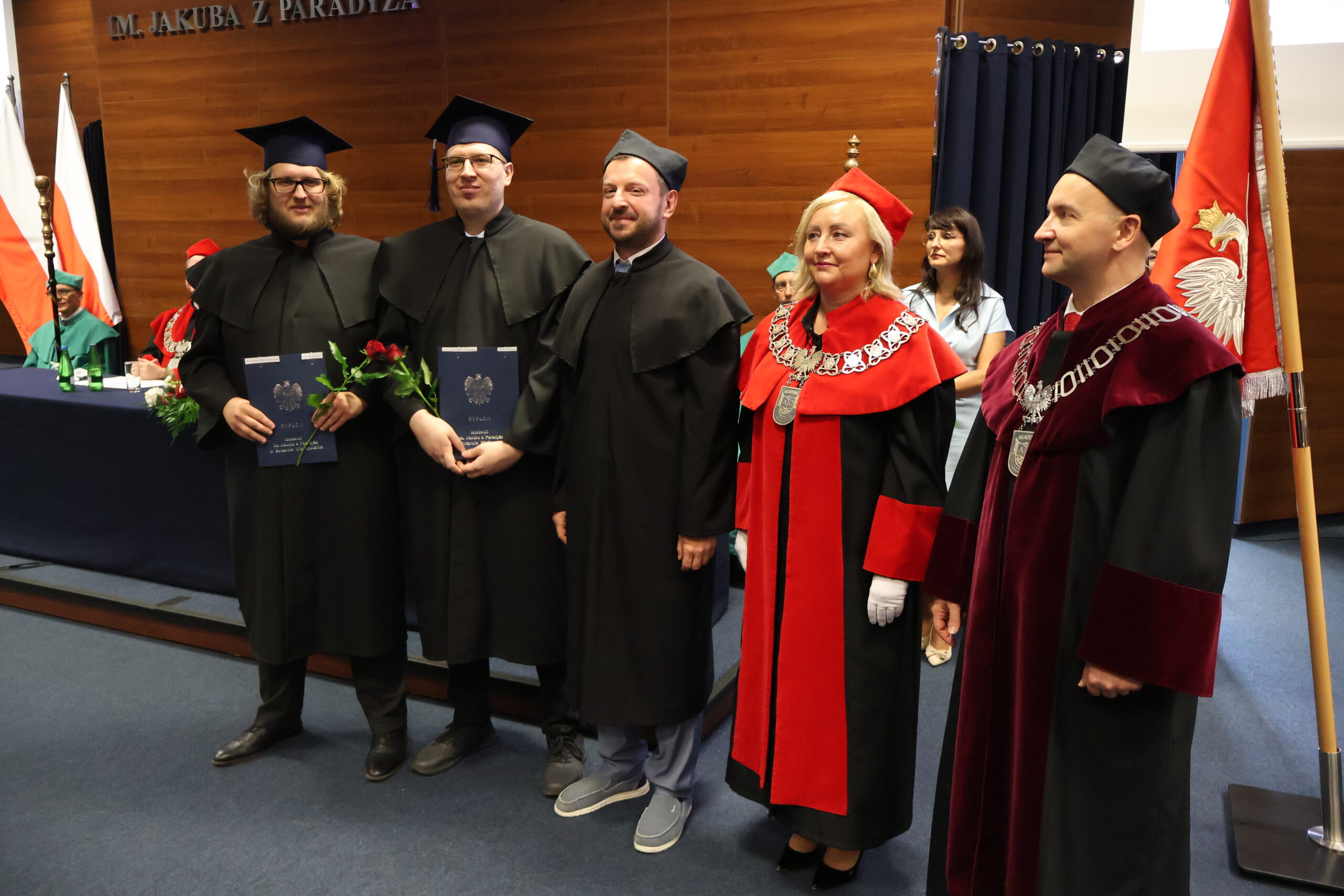 Absolwenci z odebranymi dyplomami.