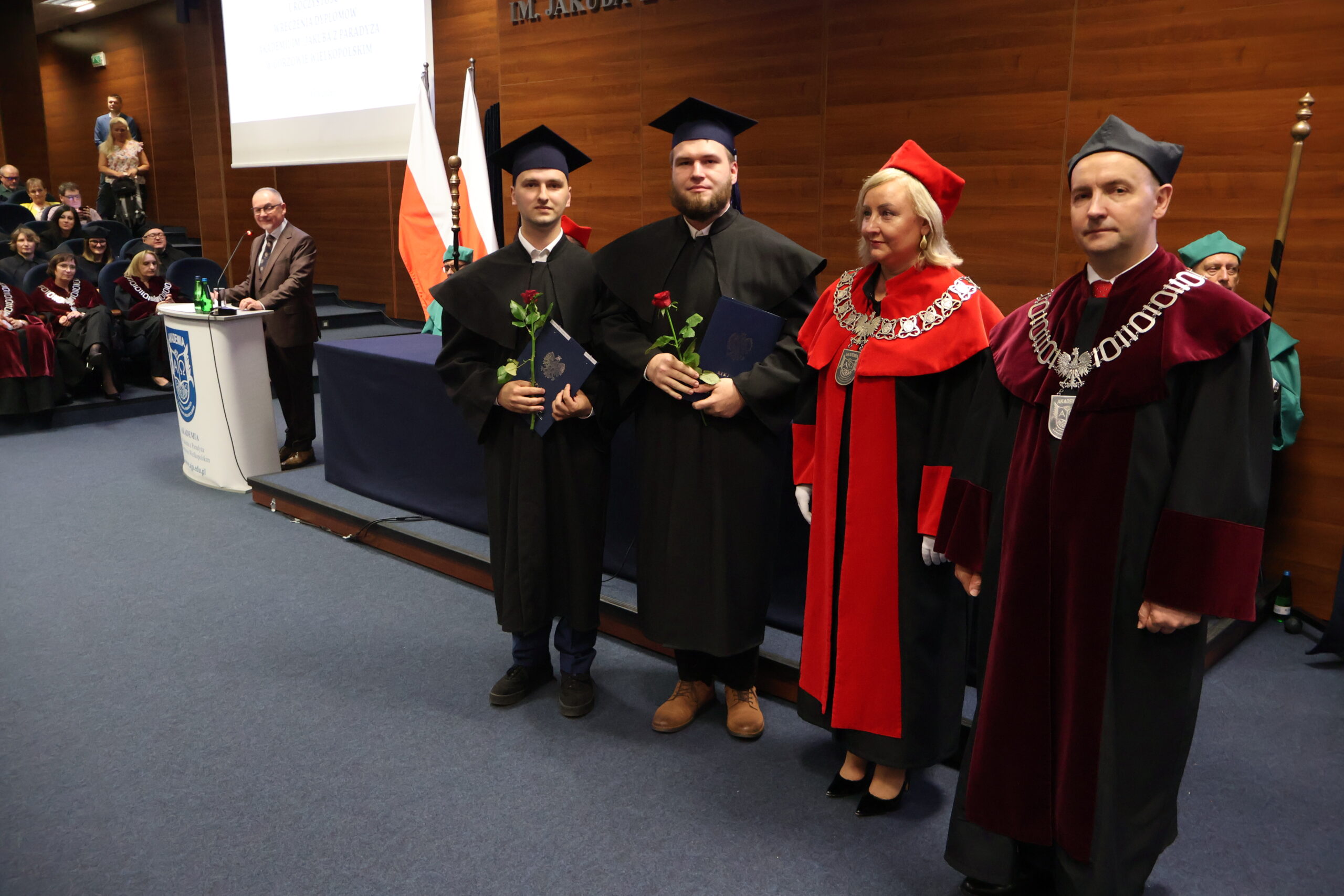 Absolwenci z odebranymi dyplomami.