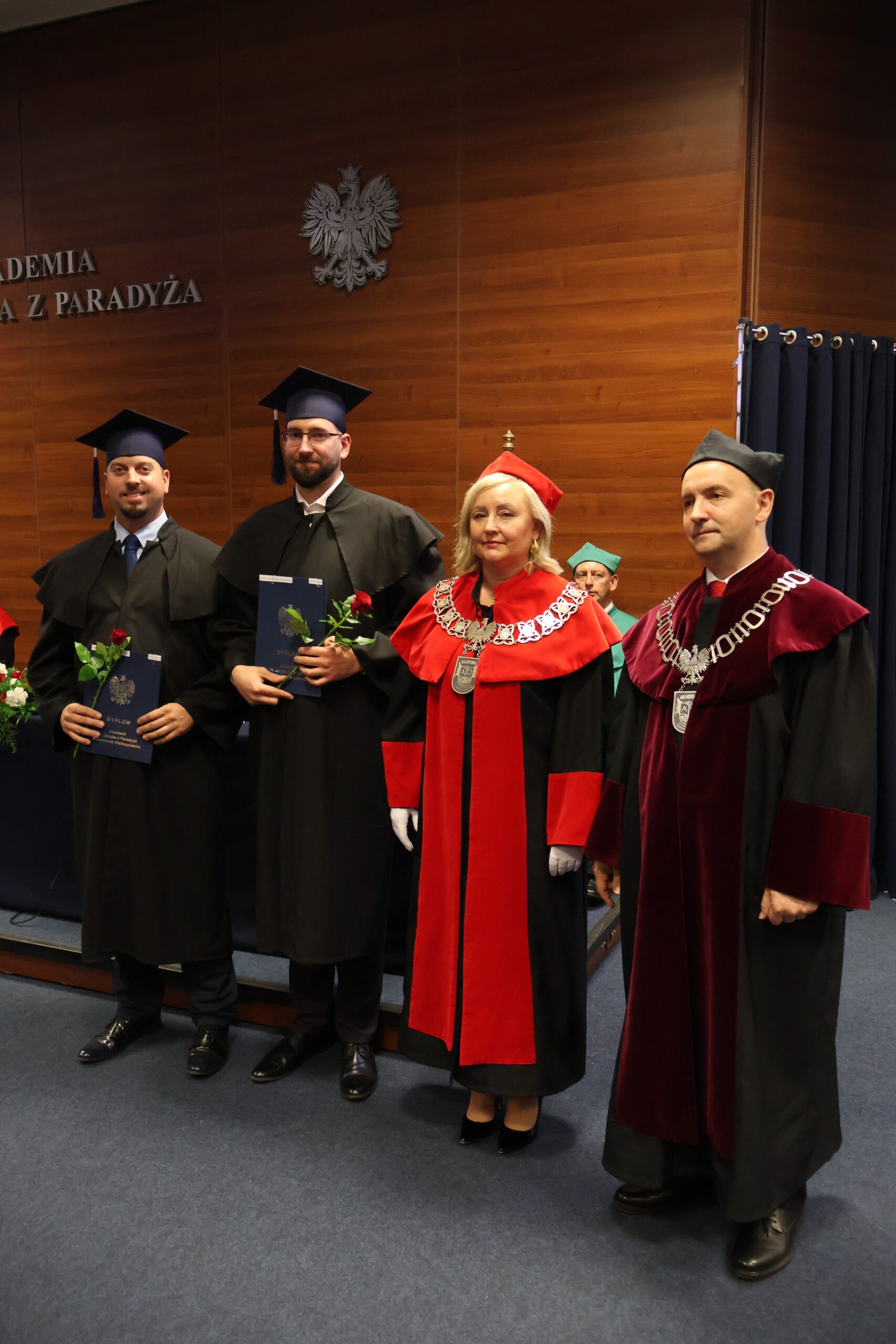 Absolwenci z odebranymi dyplomami.