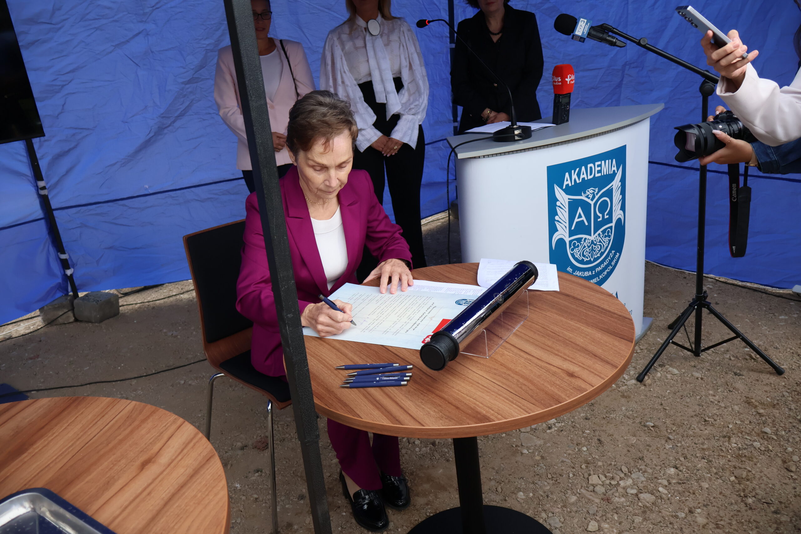 Rektor AJP prof. dr hab. Elżbieta Skorupska-Raczyńska podpisuje akt erekcyjny.