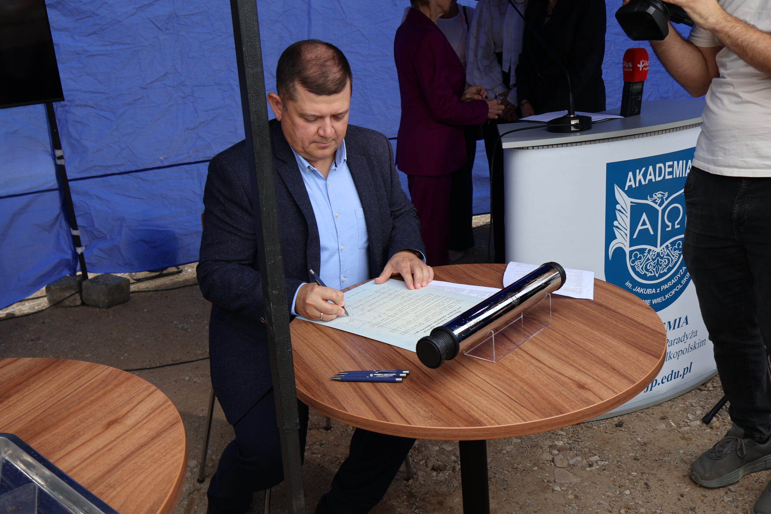 Prezydent Miasta Gorzowa Wielkopolskiego Jacek Wójcicki podpisuje akt erekcyjny.