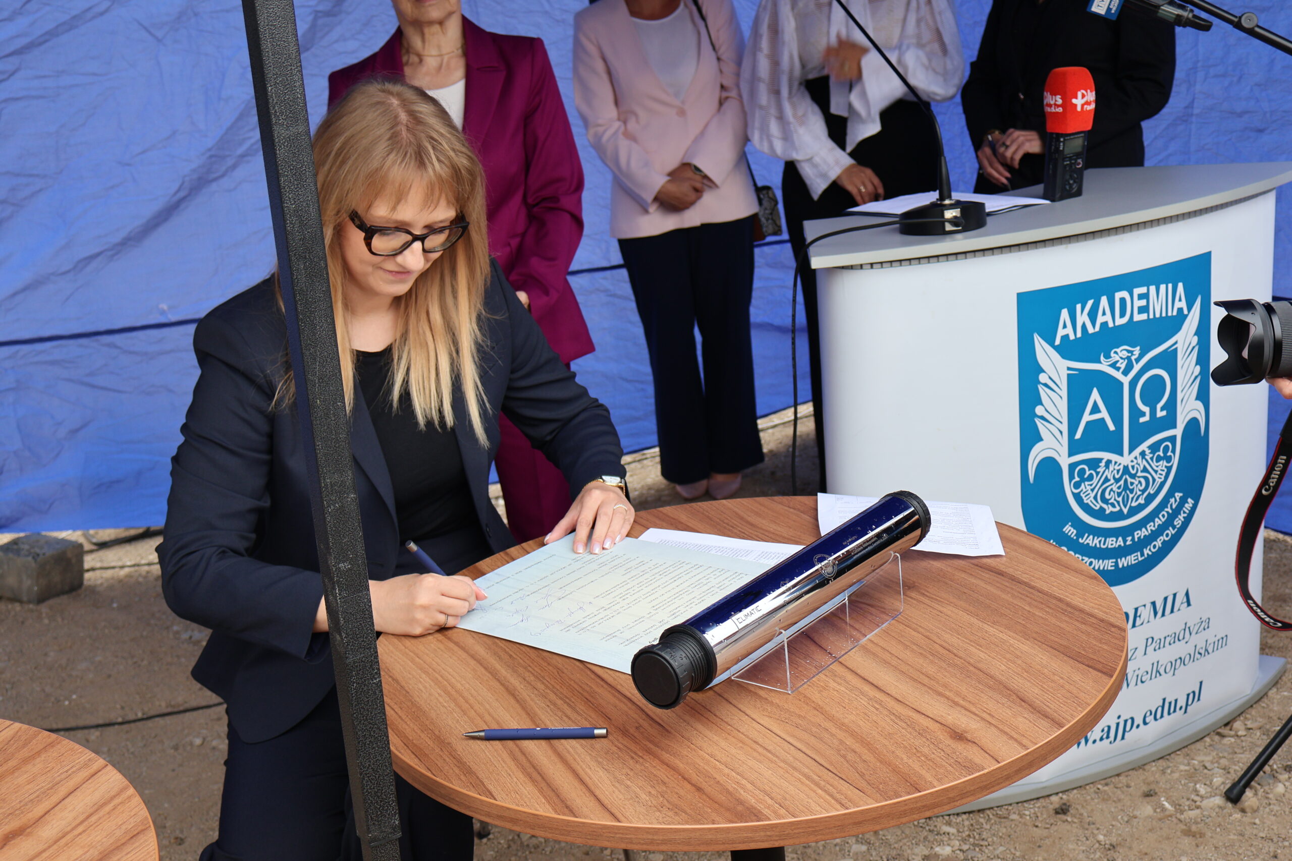 Prezes firmy „3R MODULAR Sp. z o.o. Sp. k.” Joanna Sypko podpisuje akt erekcyjny.