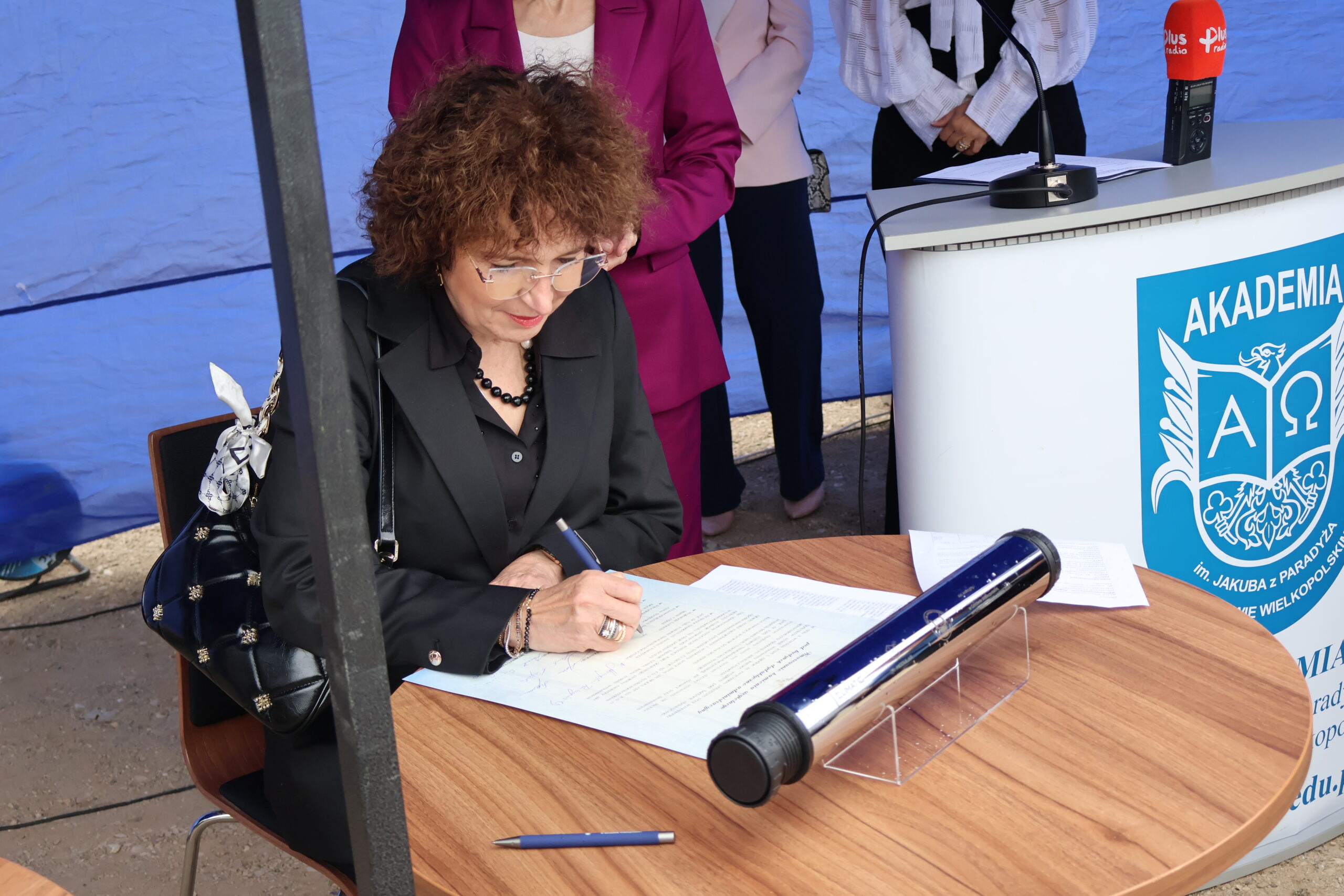 Prorektor ds. Rozwoju prof. AJP dr hab. Beata A. Orłowska podpisuje akt erekcyjny.