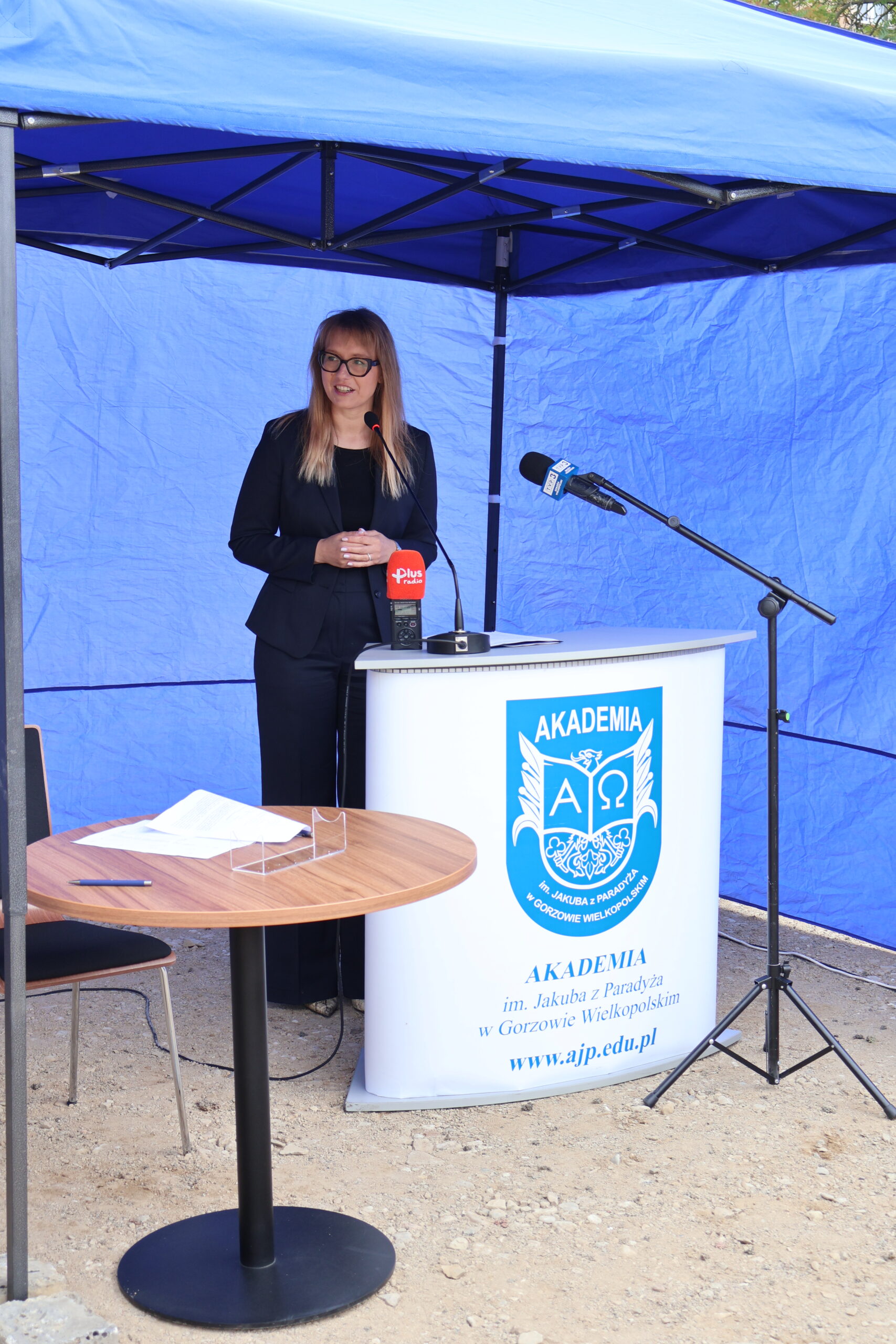 Prezes firmy „3R MODULAR Sp. z o.o. Sp. k.” Joanna Sypko stoi przed mównicą i przemawia.