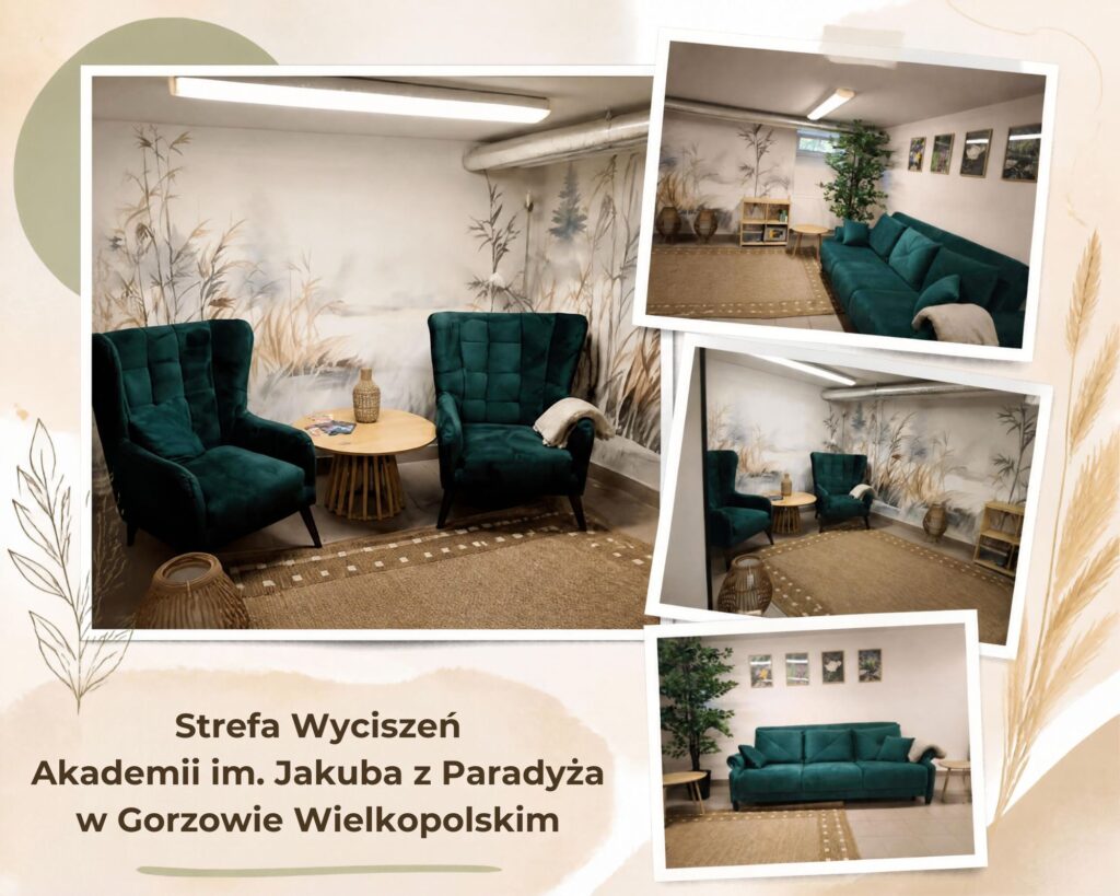 STREFA WYCISZEŃ Kolaż zdjęć przedstawiających Strefę Wyciszeń Akademii im. Jakuba z Paradyża. W pomieszczeniu znajdują się dwa ciemnozielone fotele, zielona sofa, stoliki, roślina, beżowy dywan, tapeta na ścianie z motywem trwa i roślin.